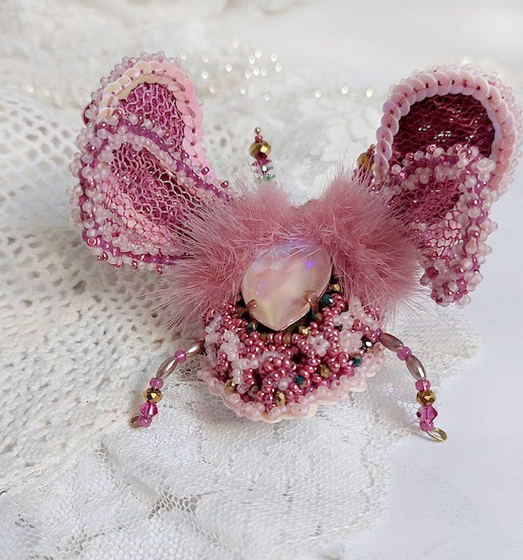 Broche Scarabée Peony Pink brodée avec rocailles, perles Cristal Swarovski, dentelle, perles verres, broche laiton