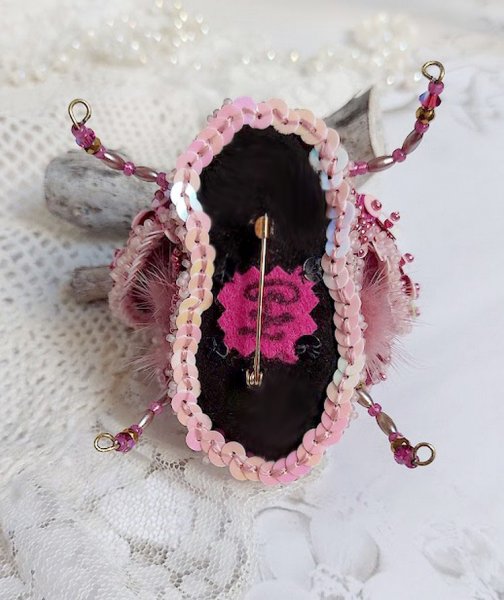 Broche Scarab&eacute;e Peony Pink brod&eacute;e avec rocailles, perles Cristal Swarovski, dentelle, perles verres, broche laiton
