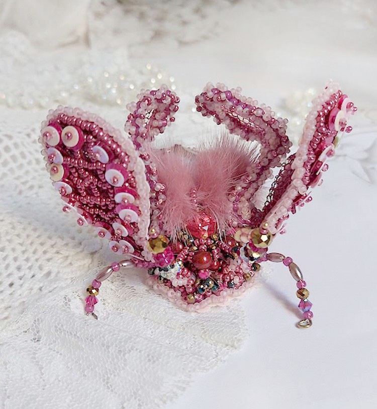 Broche Scarabée Peony Pink brodée avec rocailles, perles Cristal Swarovski, dentelle, perles verres, broche laiton