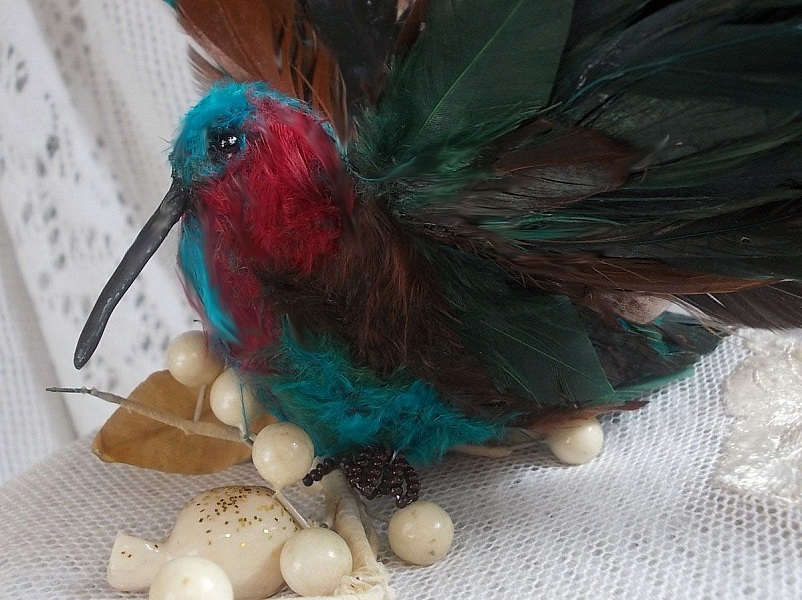 Le Colibri Thalassin cr&eacute;e enti&egrave;rement en porcelaine, des plumes de Coq et Fantaisies, des petites rocailles