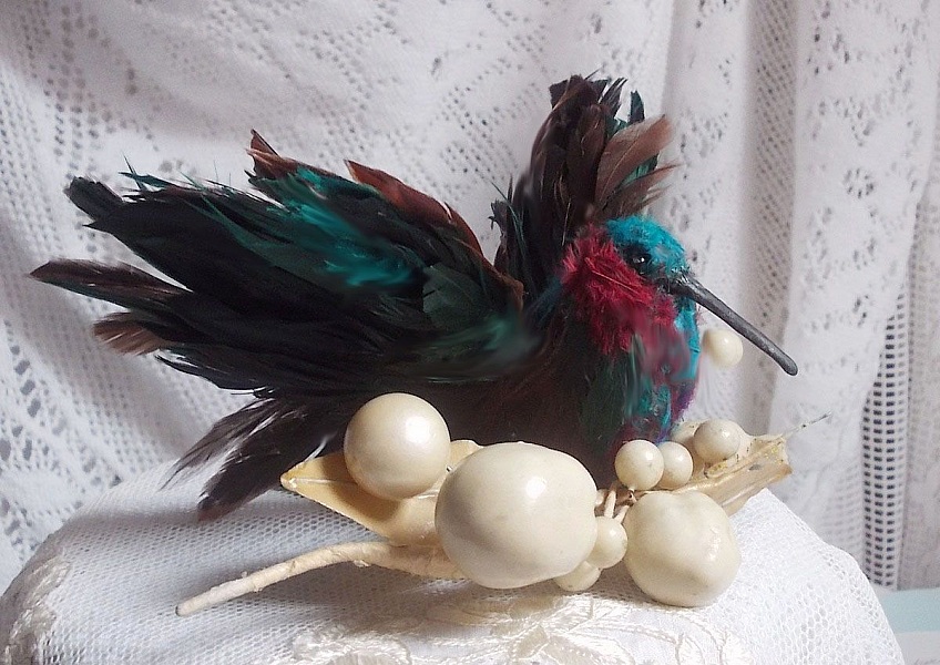 Le Colibri Thalassin cr&eacute;e enti&egrave;rement en porcelaine, des plumes de Coq et Fantaisies, des petites rocailles