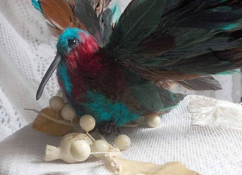 Le Colibri Thalassin cr&eacute;e enti&egrave;rement en porcelaine, des plumes de Coq et Fantaisies, des petites rocailles