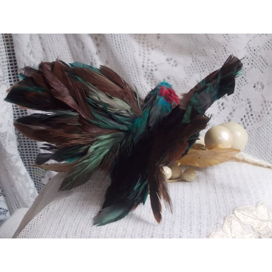 Le Colibri Thalassin crée entièrement en porcelaine, des plumes de Coq et Fantaisies, des petites rocailles