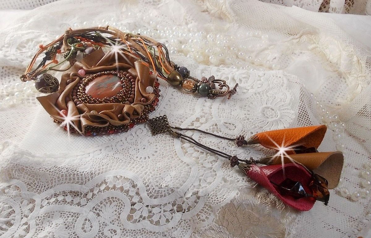 Amber Romance halskjede brodert med karamell / oransje / mahogny lær, halvedelstener (agat, sitrin, Picasso Jasper) og Swarovski-krystaller