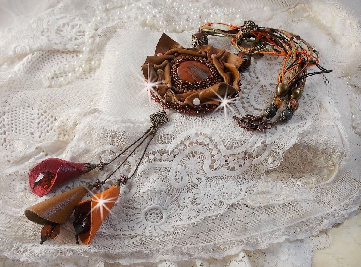 Amber Romance halskjede brodert med karamell / oransje / mahogny lær, halvedelstener (agat, sitrin, Picasso Jasper) og Swarovski-krystaller