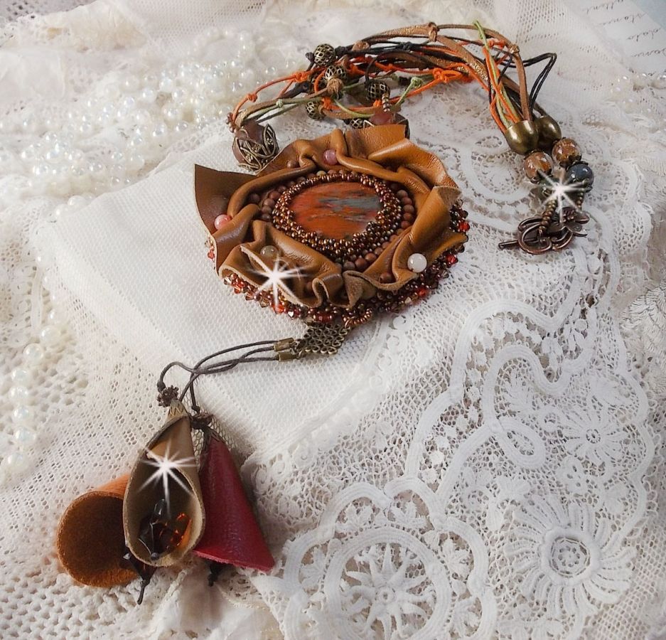 Amber Romance halskjede brodert med karamell / oransje / mahogny lær, halvedelstener (agat, sitrin, Picasso Jasper) og Swarovski-krystaller