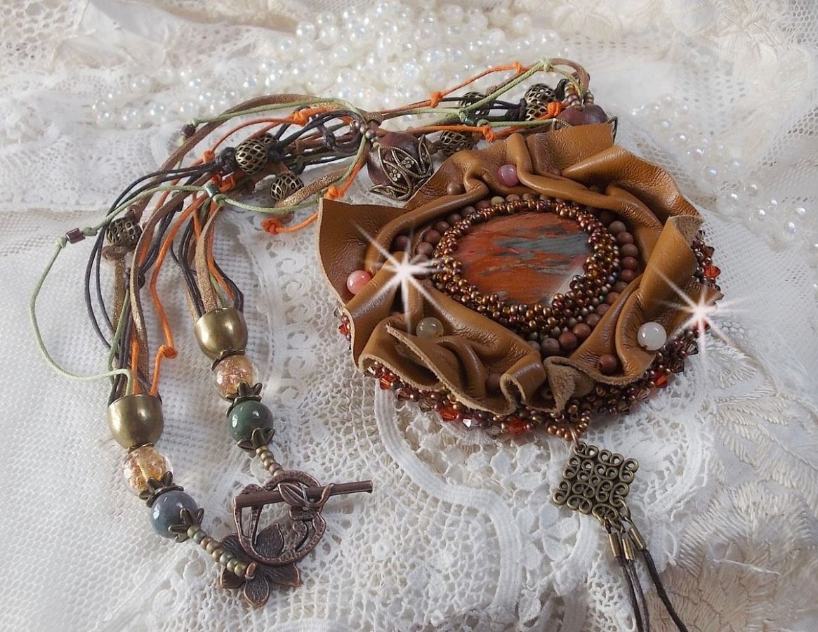 Amber Romance halskjede brodert med karamell / oransje / mahogny lær, halvedelstener (agat, sitrin, Picasso Jasper) og Swarovski-krystaller