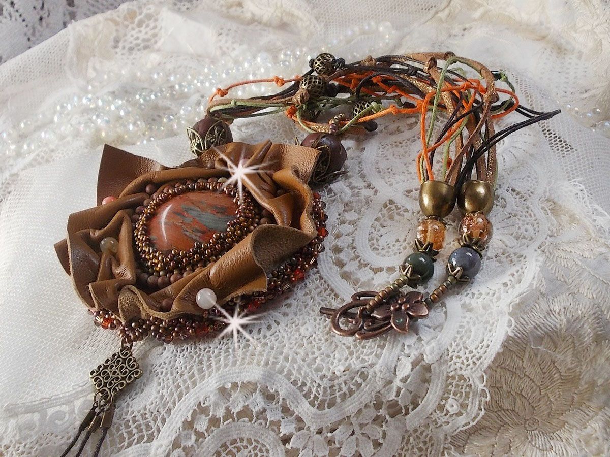 Amber Romance halskjede brodert med karamell / oransje / mahogny lær, halvedelstener (agat, sitrin, Picasso Jasper) og Swarovski-krystaller