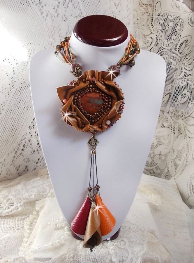 Amber Romance halskjede brodert med karamell / oransje / mahogny lær, halvedelstener (agat, sitrin, Picasso Jasper) og Swarovski-krystaller