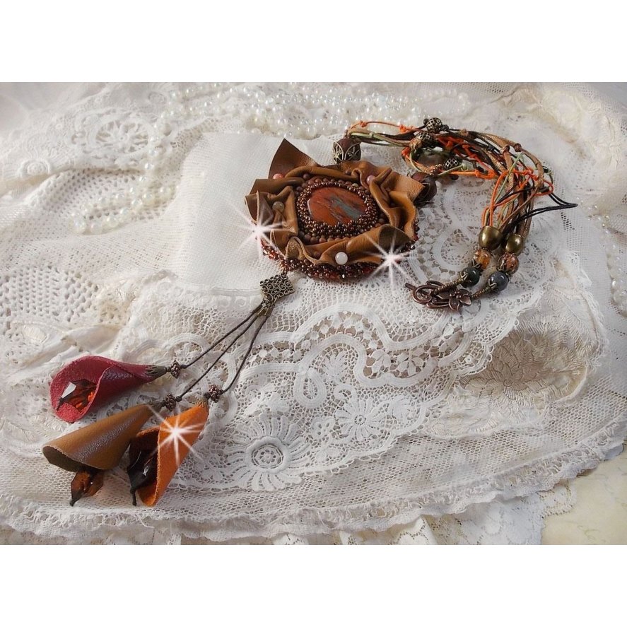 Amber Romance halskjede brodert med karamell / oransje / mahogny lær, halvedelstener (agat, sitrin, Picasso Jasper) og Swarovski-krystaller