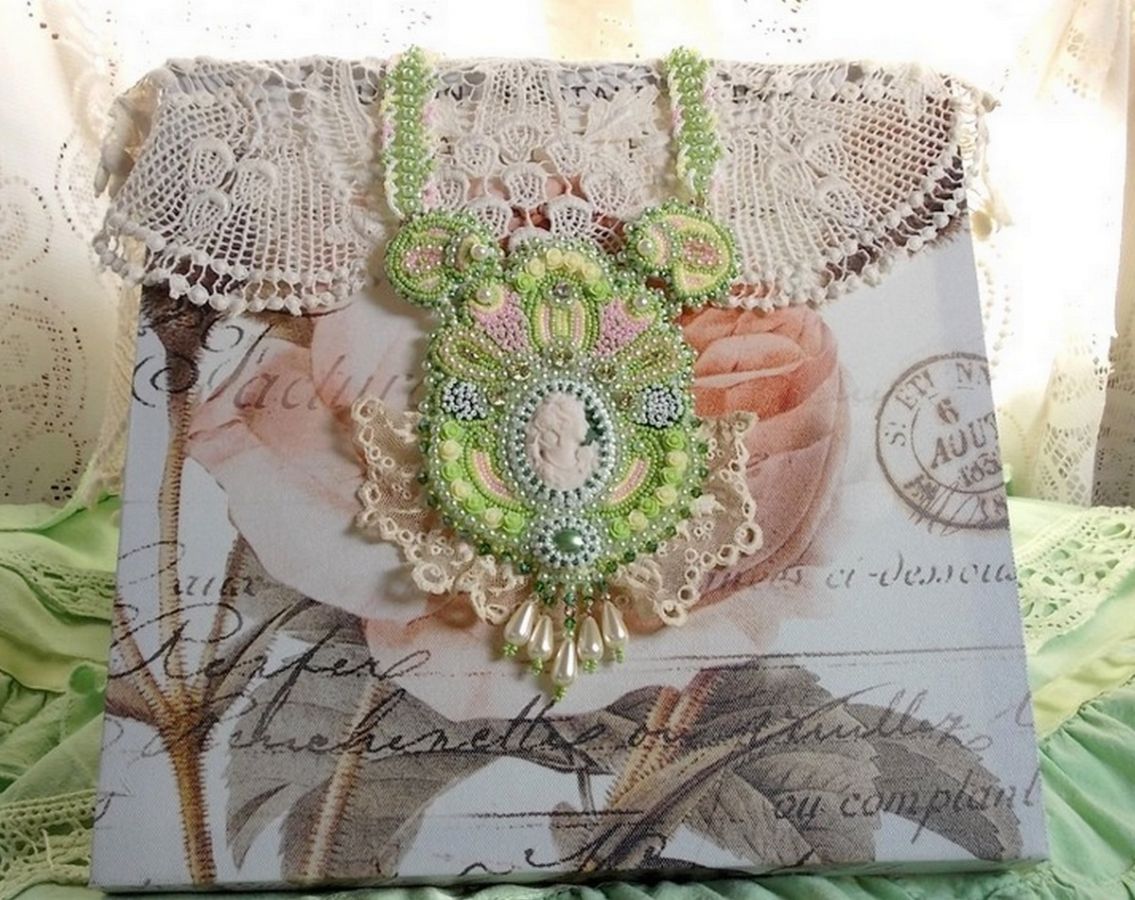 Anisse Haute-Couture brystplate halskjede brodert med antikke blonder, harpiks cabochon med en kvinnes portrett.