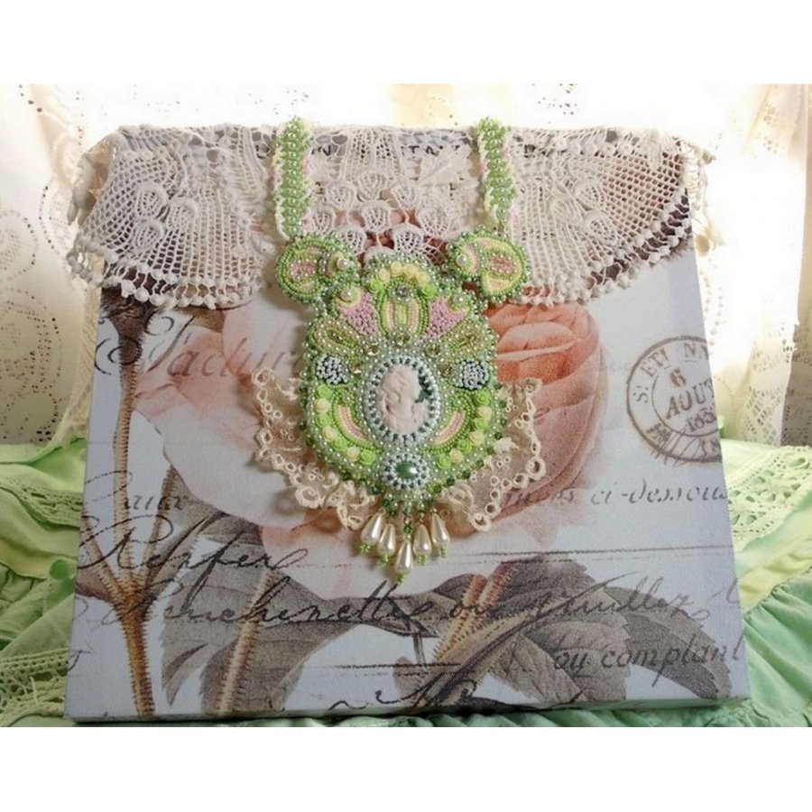 Anisse Haute-Couture brystplate halskjede brodert med antikke blonder, harpiks cabochon med en kvinnes portrett.