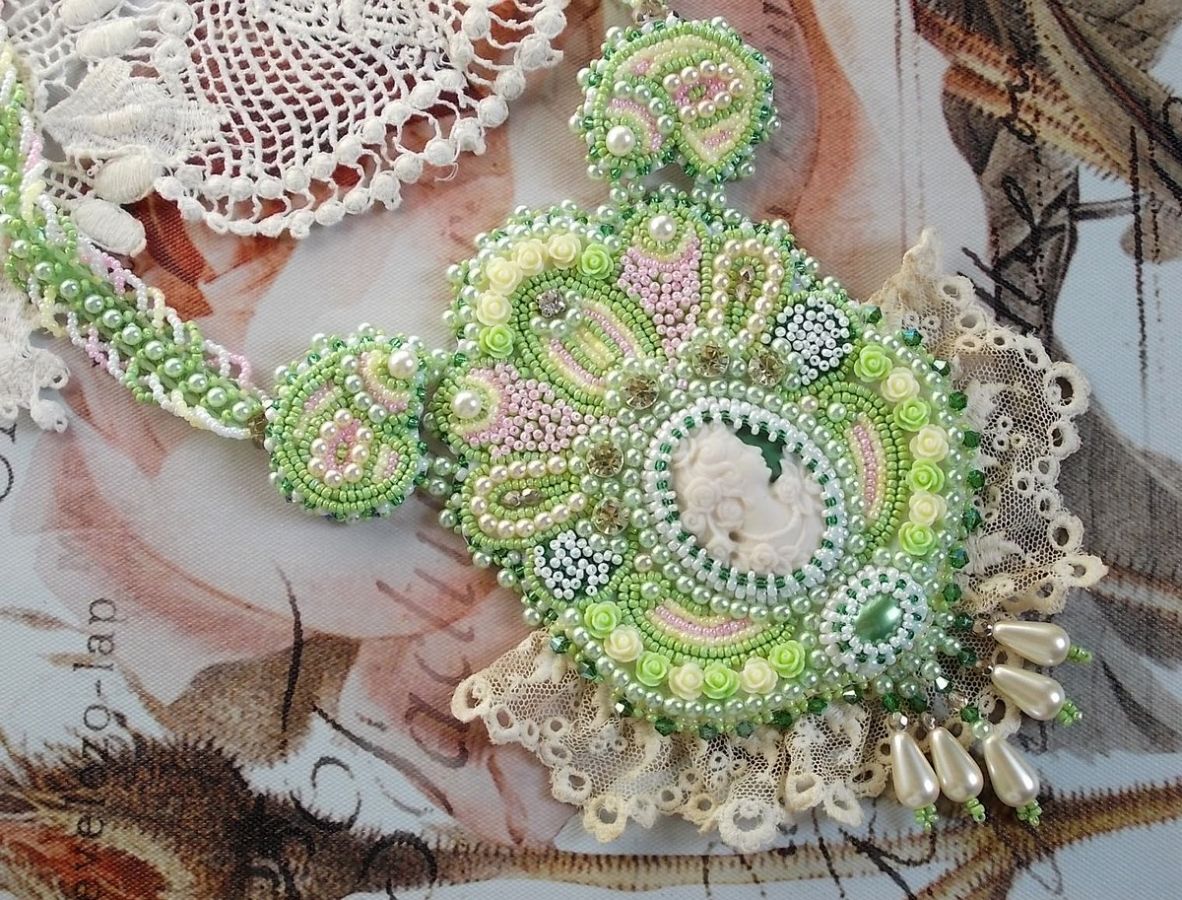 Anisse Haute-Couture brystplate halskjede brodert med antikke blonder, harpiks cabochon med en kvinnes portrett.
