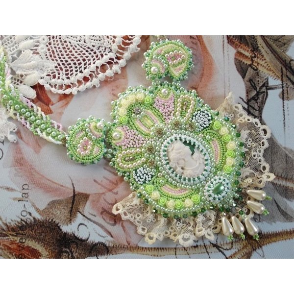 Anisse Haute-Couture brystplate halskjede brodert med antikke blonder, harpiks cabochon med en kvinnes portrett.