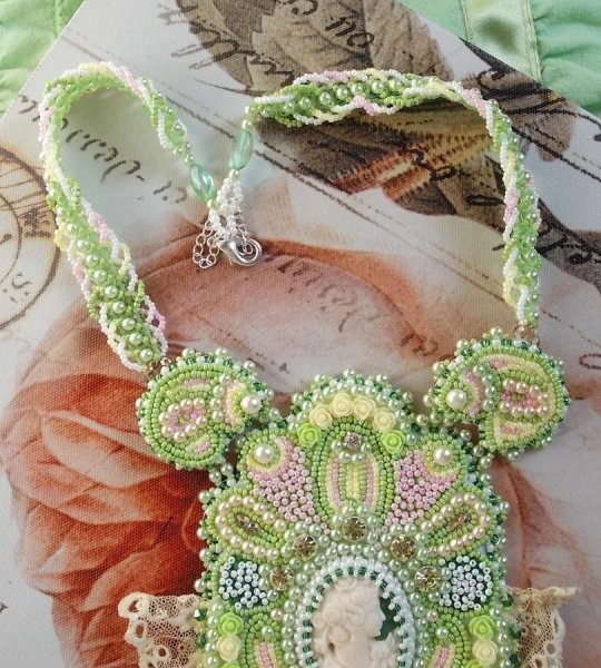 Anisse Haute-Couture brystplate halskjede brodert med antikke blonder, harpiks cabochon med en kvinnes portrett.