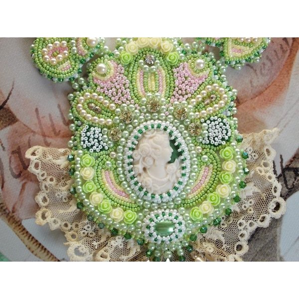 Anisse Haute-Couture brystplate halskjede brodert med antikke blonder, harpiks cabochon med en kvinnes portrett.