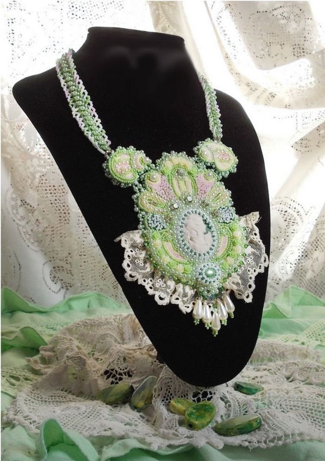Anisse Haute-Couture brystplate halskjede brodert med antikke blonder, harpiks cabochon med en kvinnes portrett.