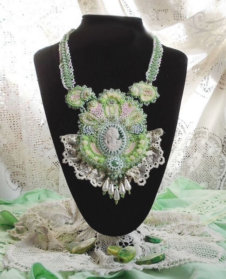 Anisse Haute-Couture brystplate halskjede brodert med antikke blonder, harpiks cabochon med en kvinnes portrett.