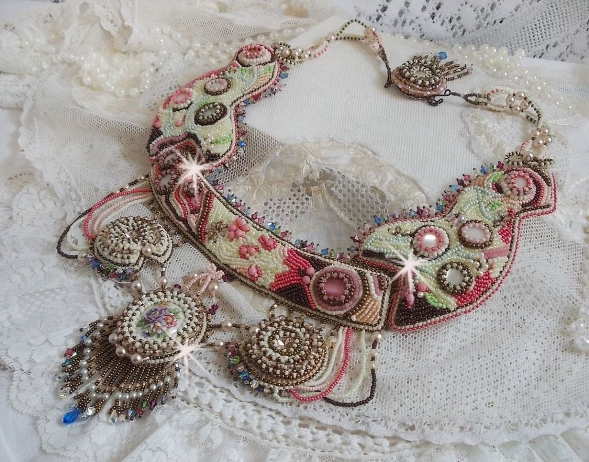 Arc-En-Ciel Haute-Couture halskjede brodert med en Limoge porselen cabochon, Swarovski krystaller og perler. 