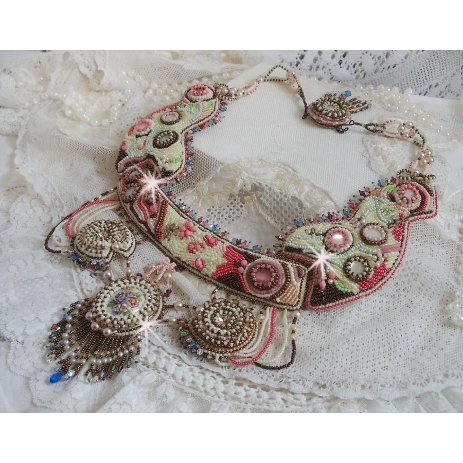 Arc-En-Ciel Haute-Couture halskjede brodert med en Limoge porselen cabochon, Swarovski krystaller og perler. 