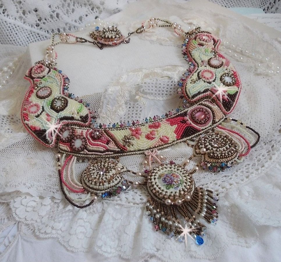 Arc-En-Ciel Haute-Couture halskjede brodert med en Limoge porselen cabochon, Swarovski krystaller og perler. 