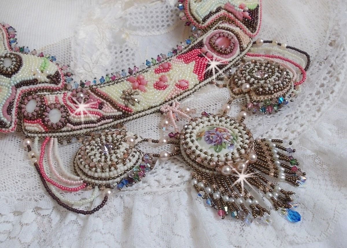 Arc-En-Ciel Haute-Couture halskjede brodert med en Limoge porselen cabochon, Swarovski krystaller og perler. 