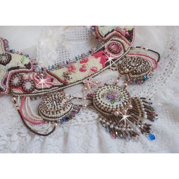 Arc-En-Ciel Haute-Couture halskjede brodert med en Limoge porselen cabochon, Swarovski krystaller og perler. 