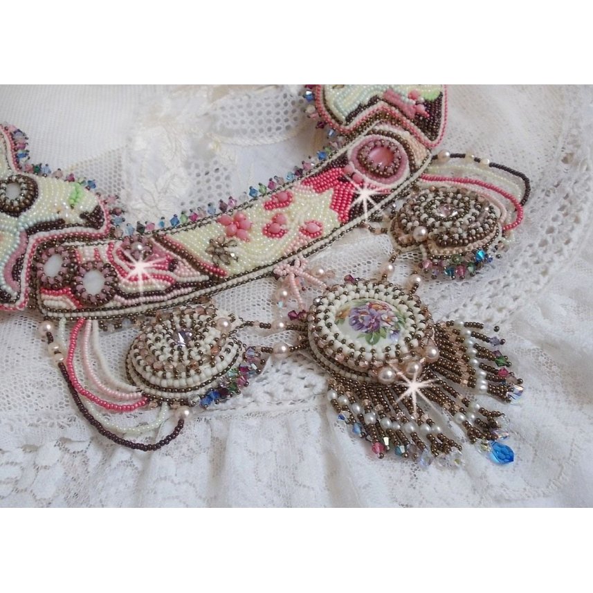 Arc-En-Ciel Haute-Couture halskjede brodert med en Limoge porselen cabochon, Swarovski krystaller og perler. 