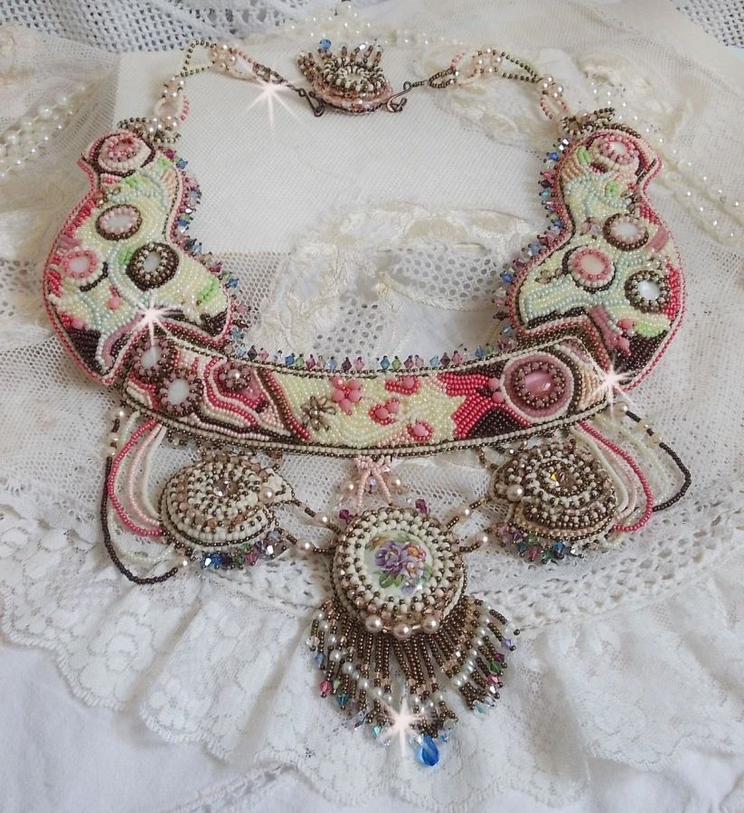Arc-En-Ciel Haute-Couture halskjede brodert med en Limoge porselen cabochon, Swarovski krystaller og perler. 