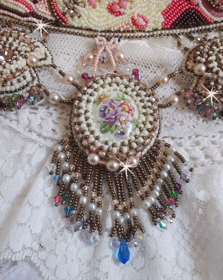 Arc-En-Ciel Haute-Couture halskjede brodert med en Limoge porselen cabochon, Swarovski krystaller og perler. 