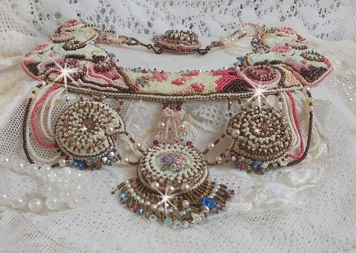 Arc-En-Ciel Haute-Couture halskjede brodert med en Limoge porselen cabochon, Swarovski krystaller og perler. 