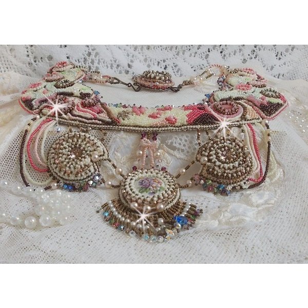 Arc-En-Ciel Haute-Couture halskjede brodert med en Limoge porselen cabochon, Swarovski krystaller og perler. 
