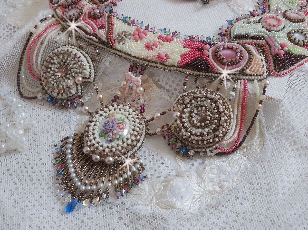 Arc-En-Ciel Haute-Couture halskjede brodert med en Limoge porselen cabochon, Swarovski krystaller og perler. 