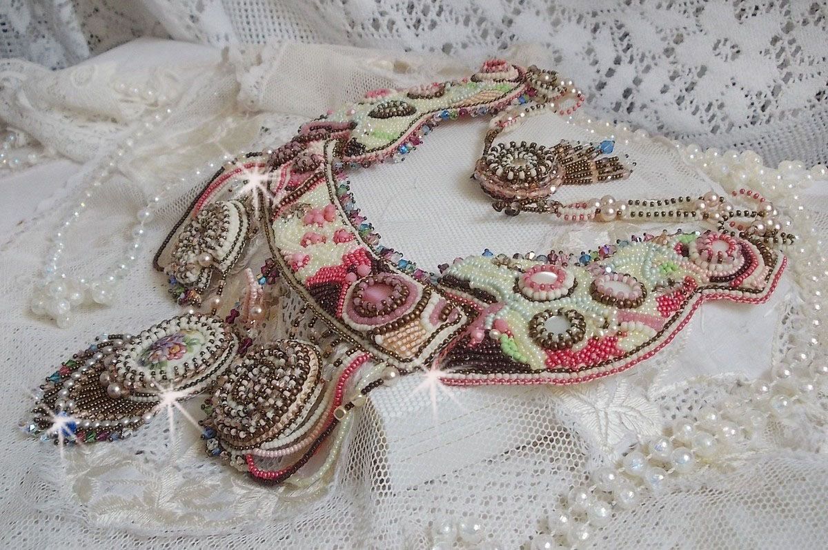 Arc-En-Ciel Haute-Couture halskjede brodert med en Limoge porselen cabochon, Swarovski krystaller og perler. 