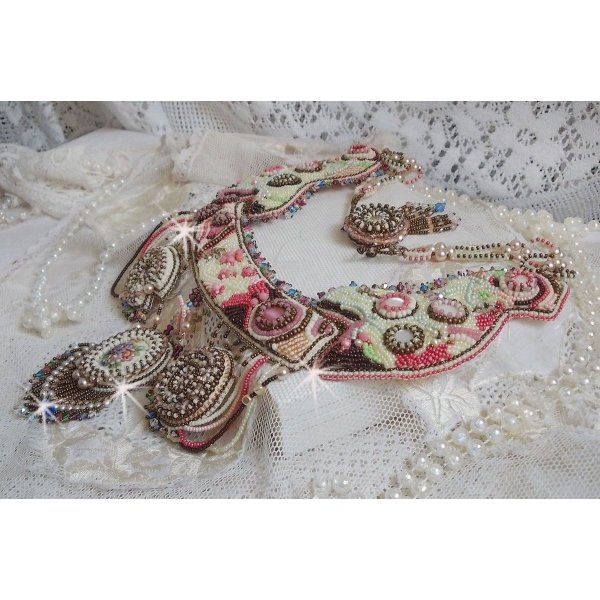 Arc-En-Ciel Haute-Couture halskjede brodert med en Limoge porselen cabochon, Swarovski krystaller og perler. 