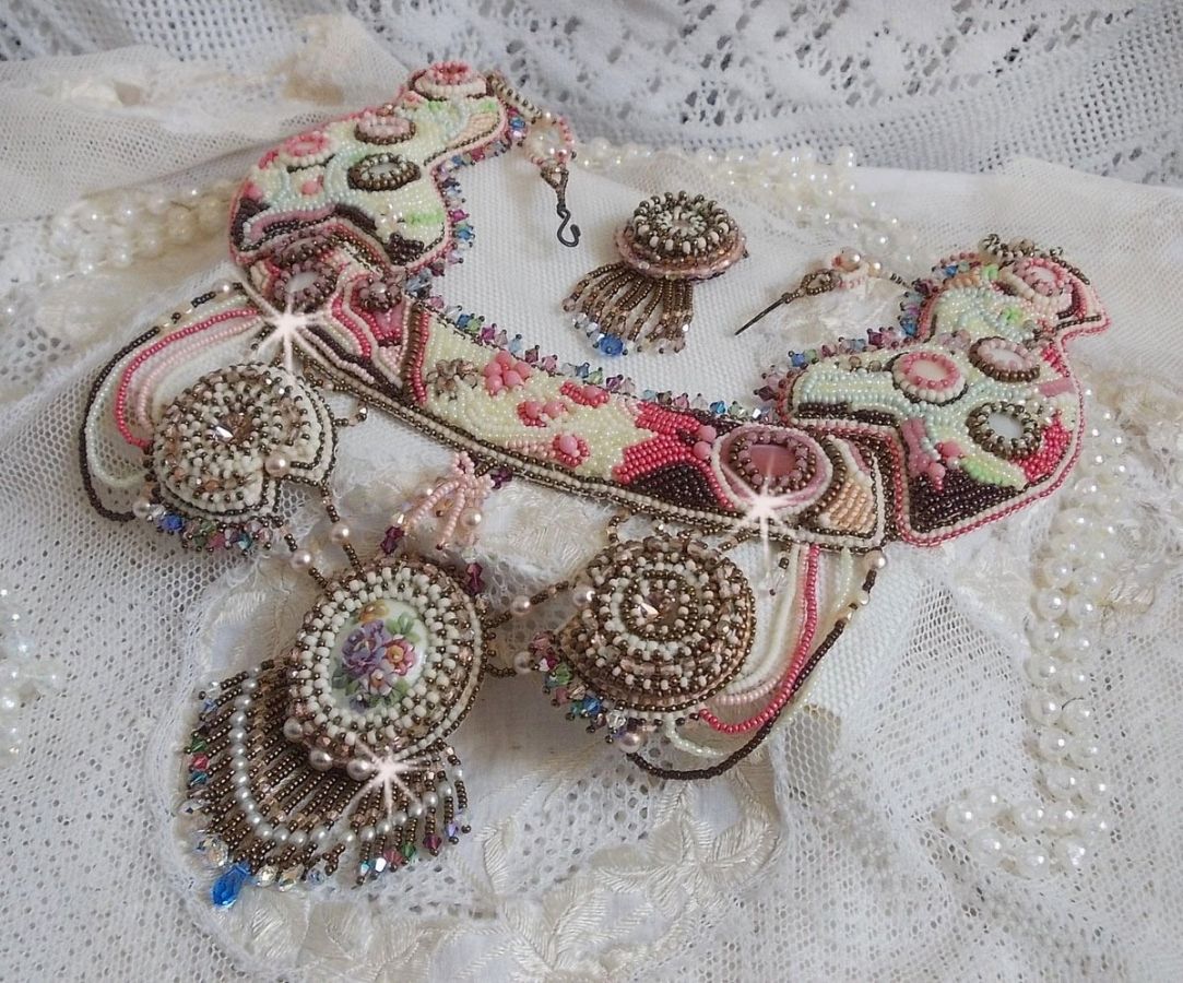 Arc-En-Ciel Haute-Couture halskjede brodert med en Limoge porselen cabochon, Swarovski krystaller og perler. 