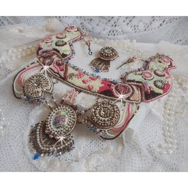 Arc-En-Ciel Haute-Couture halskjede brodert med en Limoge porselen cabochon, Swarovski krystaller og perler. 
