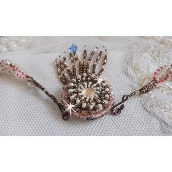 Arc-En-Ciel Haute-Couture halskjede brodert med en Limoge porselen cabochon, Swarovski krystaller og perler. 