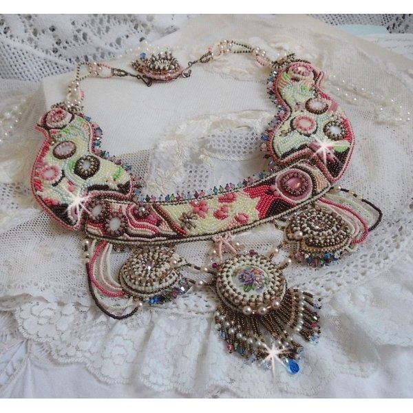Arc-En-Ciel Haute-Couture halskjede brodert med en Limoge porselen cabochon, Swarovski krystaller og perler. 