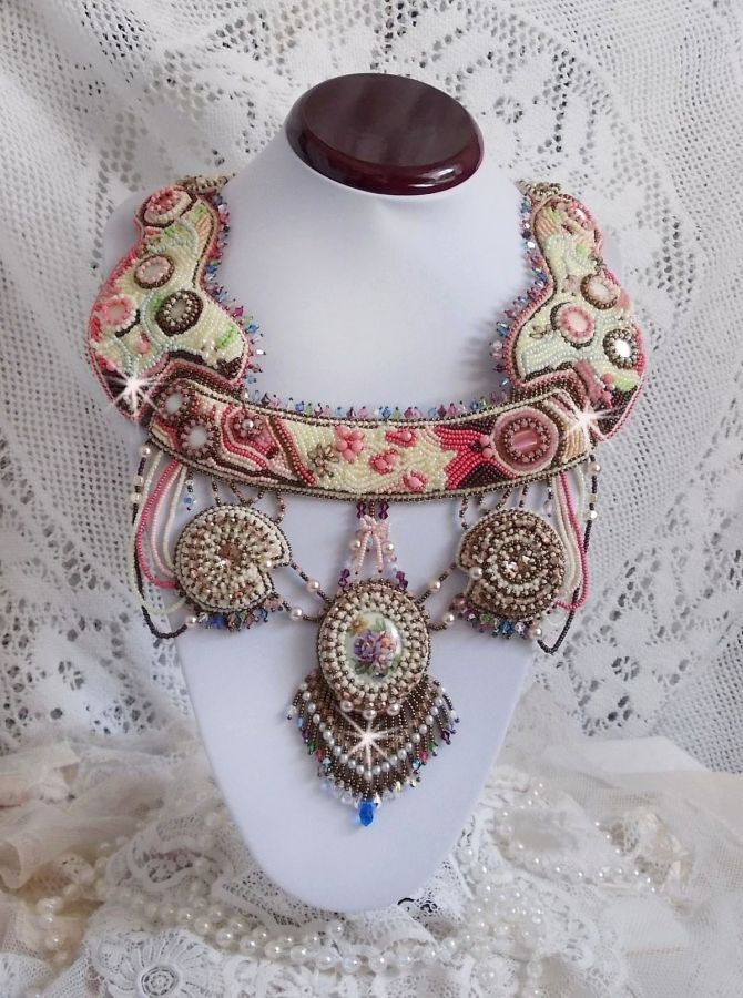 Arc-En-Ciel Haute-Couture halskjede brodert med en Limoge porselen cabochon, Swarovski krystaller og perler. 