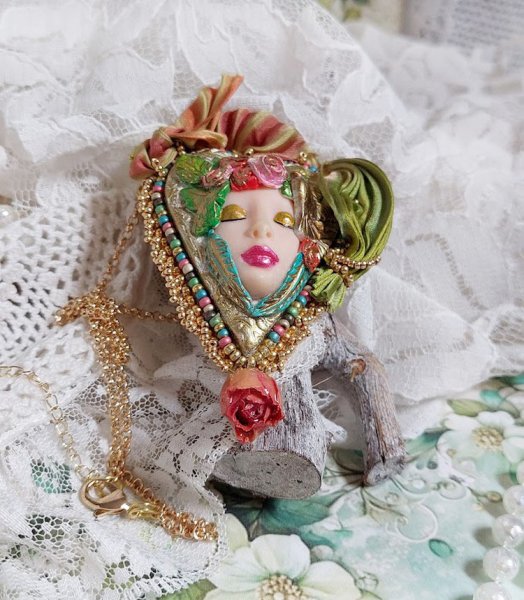 Collier La Belle au Bois Dormant cr&eacute;&eacute; avec cabochon c&oelig;ur p&acirc;te polym&egrave;re, ruban de soie, fleur r&eacute;sin&eacute;e, accessoires laiton