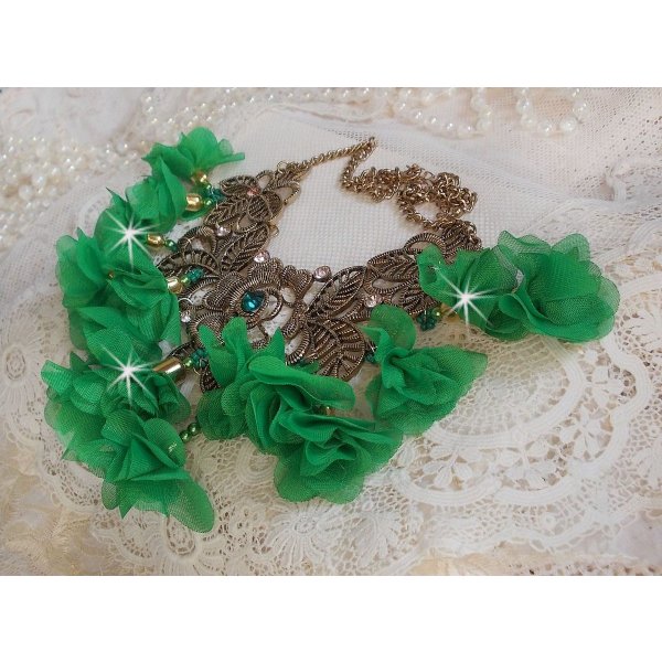 Belle Emeraude halskjede med stoffblomster, Swarovski-krystaller og fr&oslash;perler
