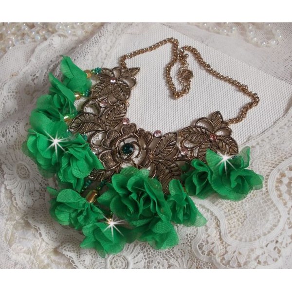 Belle Emeraude halskjede med stoffblomster, Swarovski-krystaller og fr&oslash;perler