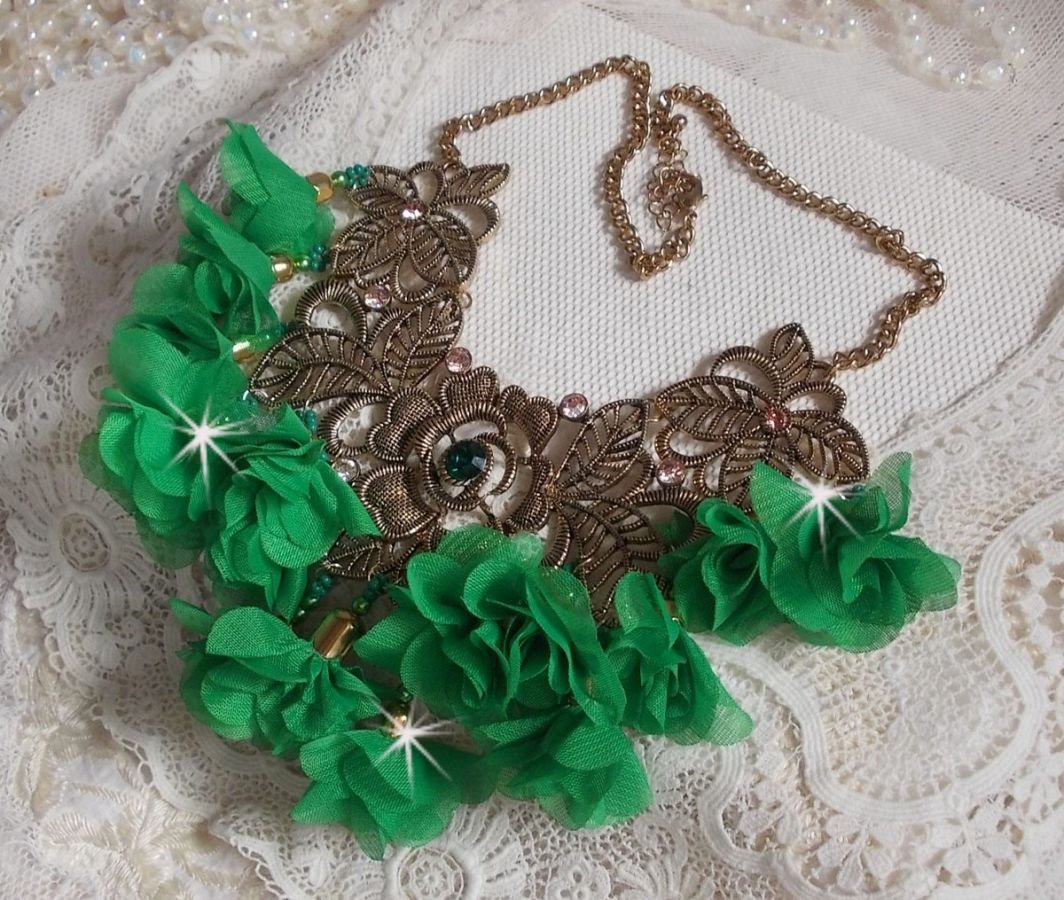 Belle Emeraude halskjede med stoffblomster, Swarovski-krystaller og frøperler