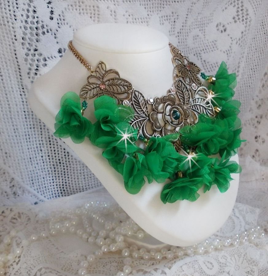 Belle Emeraude halskjede med stoffblomster, Swarovski-krystaller og frøperler