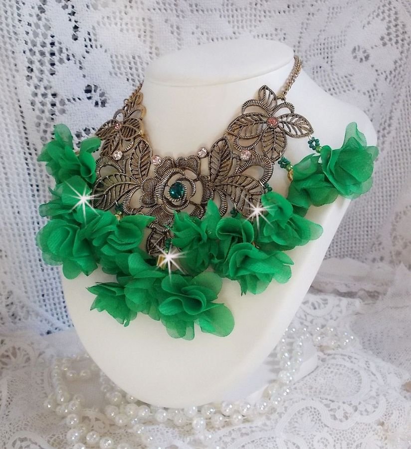 Belle Emeraude halskjede med stoffblomster, Swarovski-krystaller og frøperler