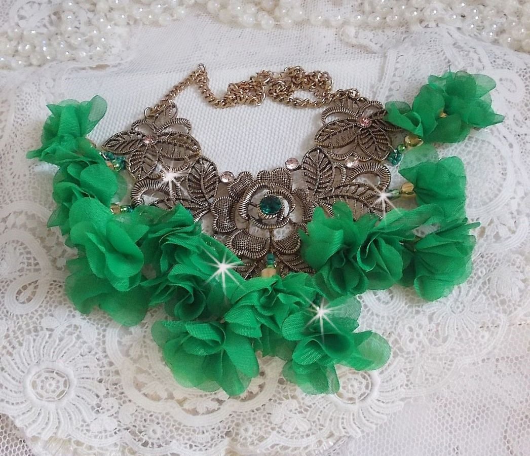 Belle Emeraude halskjede med stoffblomster, Swarovski-krystaller og frøperler