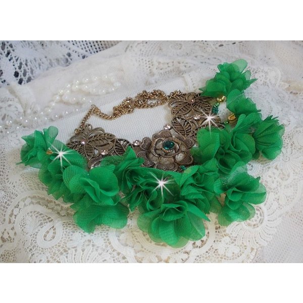 Belle Emeraude halskjede med stoffblomster, Swarovski-krystaller og fr&oslash;perler