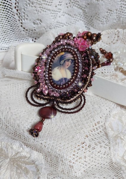 Belle Romance Haute-Couture halskjede brodert med et cabochon portrett av en kvinne i en hatt med krystaller, satengperler, gyldne runde perler, perlemor cabochons og 