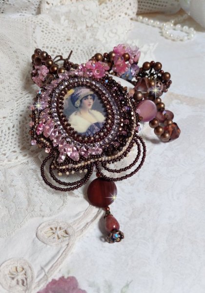 Belle Romance Haute-Couture halskjede brodert med et cabochon portrett av en kvinne i en hatt med krystaller, satengperler, gyldne runde perler, perlemor cabochons og 